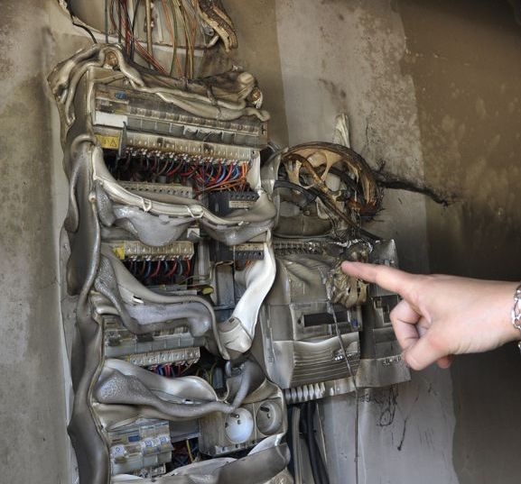 Intérieur d'un tableau électrique avec disjoncteurs et différentiels